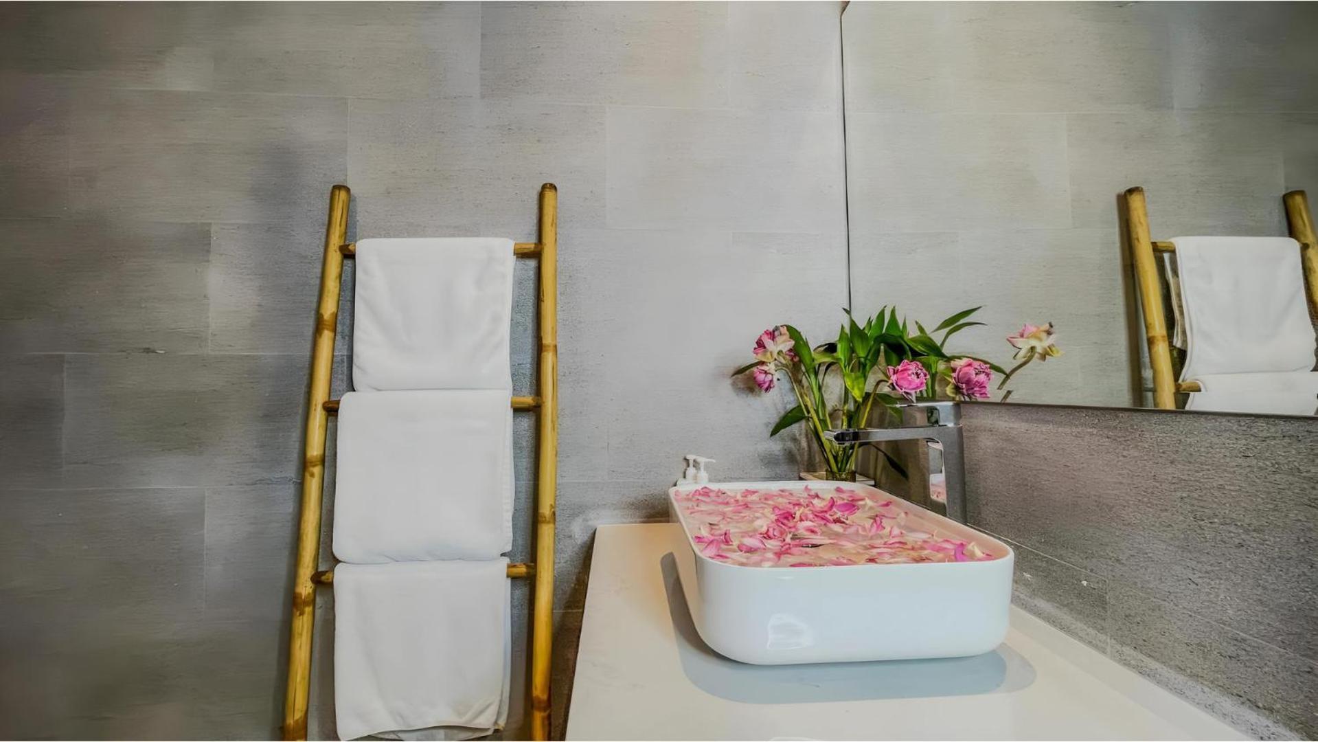 The Luxury Hotel Siem Reap Bagian luar foto